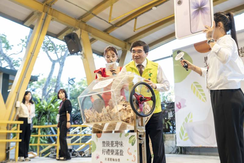 陳啓榮副署長抽出活動最大獎 iPhone 17幸運得主