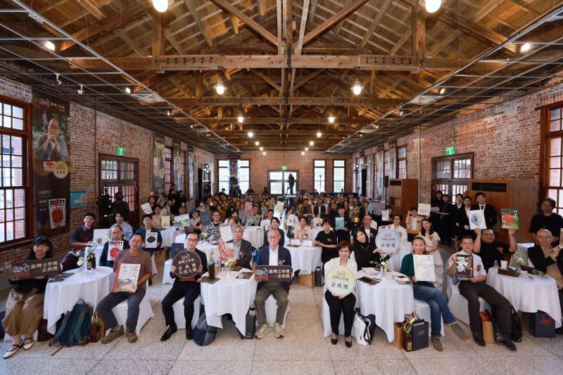 2025臺灣文學獎「金典獎」今（16）日舉行贈獎典禮，文化部長李遠（前排左4）、臺文館長陳瑩芳（前排右4）、獲獎者、評審委員、出版社代表等出席與會。