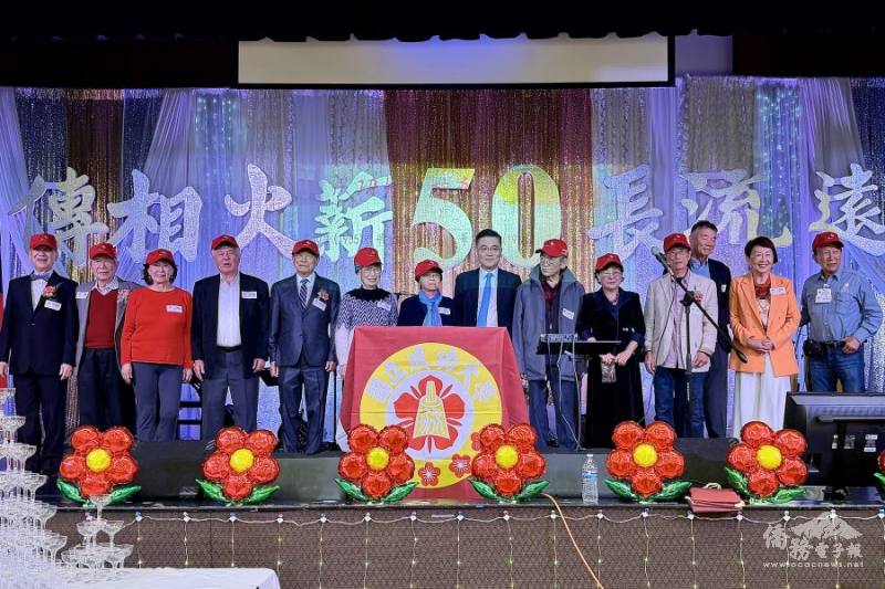 沈孟儒頒給畢業60年與50年校友紀念帽