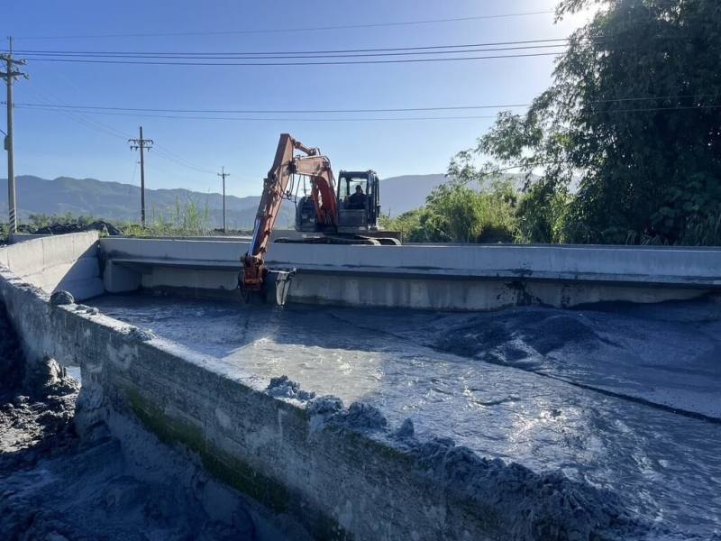颱風外圍環流致馬太鞍溪堰塞湖溢流致災，洪水泥流溢淹萬榮鄉明利村、鳳林鎮長橋里，由於長橋排水淤積嚴重，縣府等單位也展開清淤工程。圖為萬榮排水匯入長橋排水處施工情形。（花蓮縣政府提供）