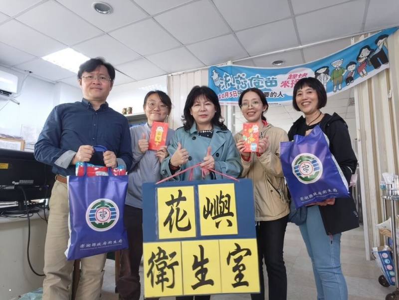 澎湖最偏遠離島花嶼近期因天候不佳，海上交通停航多日。澎湖縣衛生局16日配合鄉公所包租民船運補物資，安排人員隨船登島提供醫療服務，並由局長陳淑娟（中）代表縣府致贈慰問金給派駐的護理人員。（澎湖縣衛生局提供）