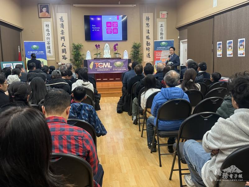 多倫多文教中心主任藍柏青以簡報介紹僑務委員會輔助營運「臺灣學習中心設置計畫」