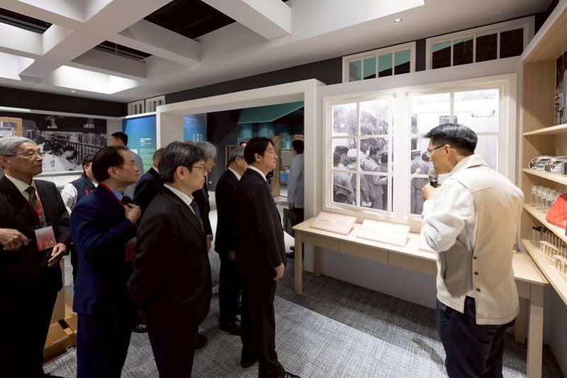 總統在館內導覽人員解說下，參觀「島讀·我們的故事」常設展及「重返1987—解嚴檔案」特展