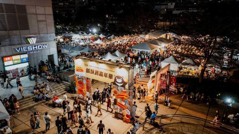 2025高雄鹹酥雞嘉年華甫在大遠百追夢廣場落幕，觀光局17日公布統計數據，活動吸引逾12萬名民眾到場。（高雄市觀光局提供）