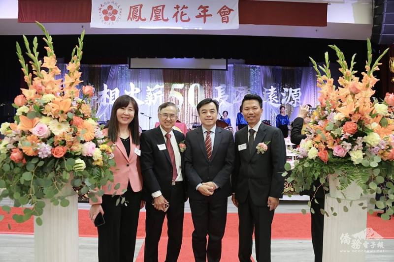 駐舊金山辦事處處長伍志翔與金山灣區文教中心主任莊雅淑前往祝賀