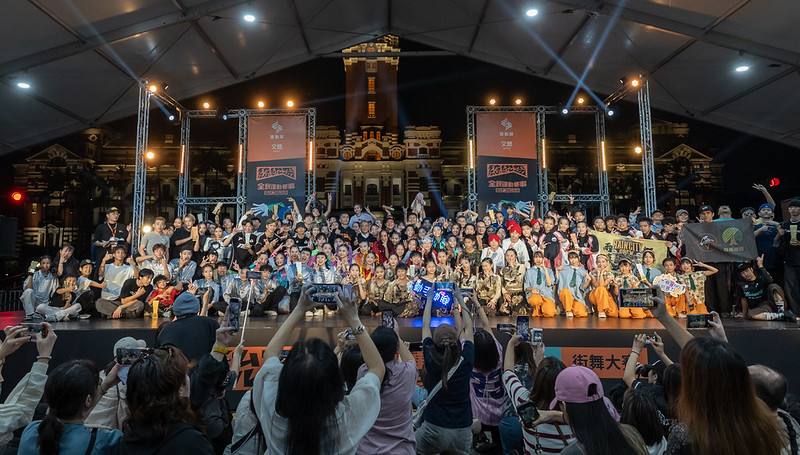 總統和出席人員合影