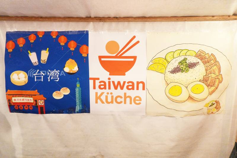 柏林台灣夜市不僅可以看見台灣年輕人在美食上展現創意，連小吃攤廣告也用心繪製。圖為販賣滷肉飯的攤商海報。