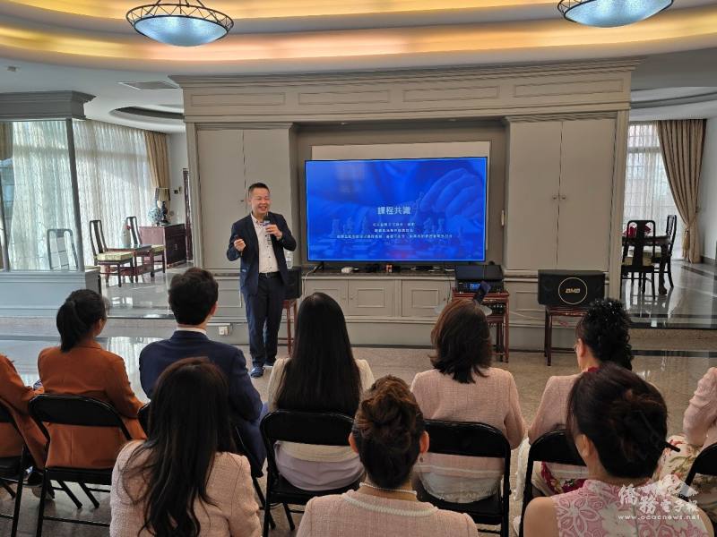 出席僑臺商認真聆聽講者分享