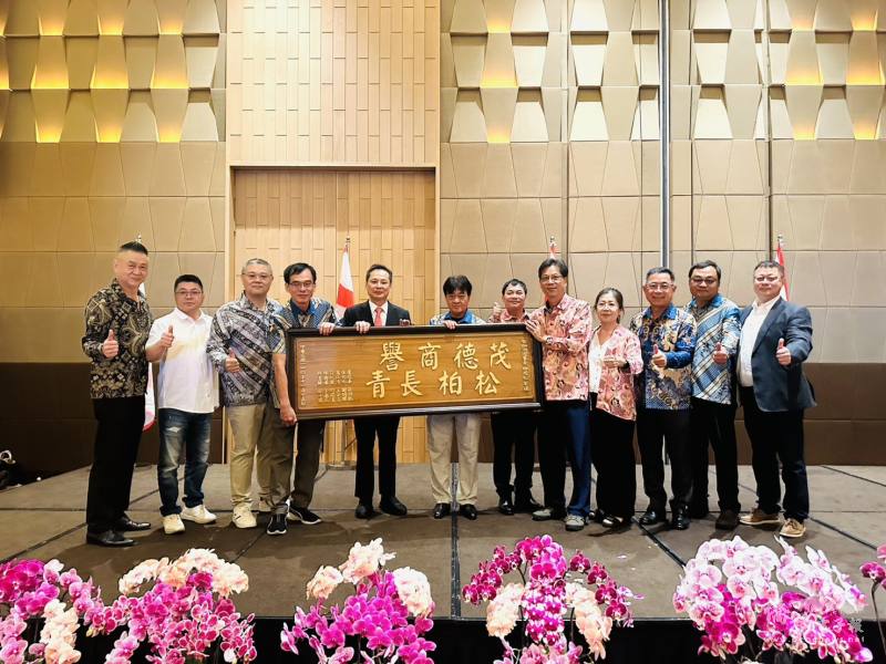 商會好朋友致贈林茂松理事長牌匾，感謝服務期間的貢獻