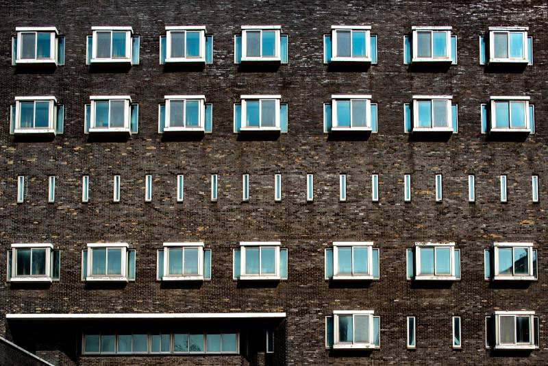 南營洞反共調查室的建築外觀。審訊室位於五樓，特別採用僅 300 毫米寬的狹長直窗，窄到人頭無法伸出，以防止受害者逃脫或自傷。如今，這棟建築已重生為民主化運動紀念館。（KDF提供，攝影：Suh Youngkul）