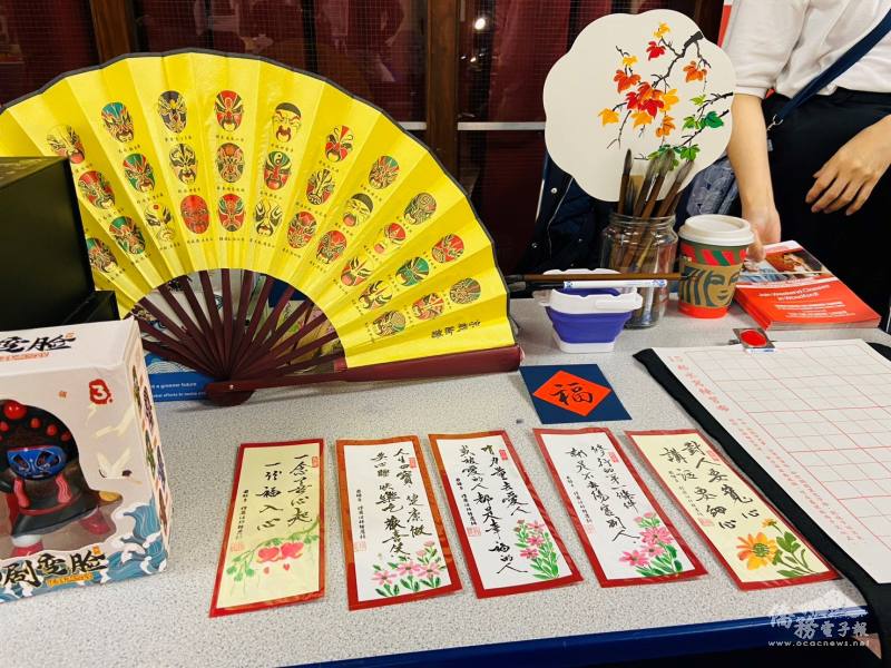 攤位上展示來自臺灣的特色文化產品，包括小型文創物件、教育素材及象徵臺灣文化意象的物品