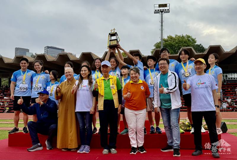 貴賓頒獎給大隊混合接力冠軍隊巴西華僑網球協會