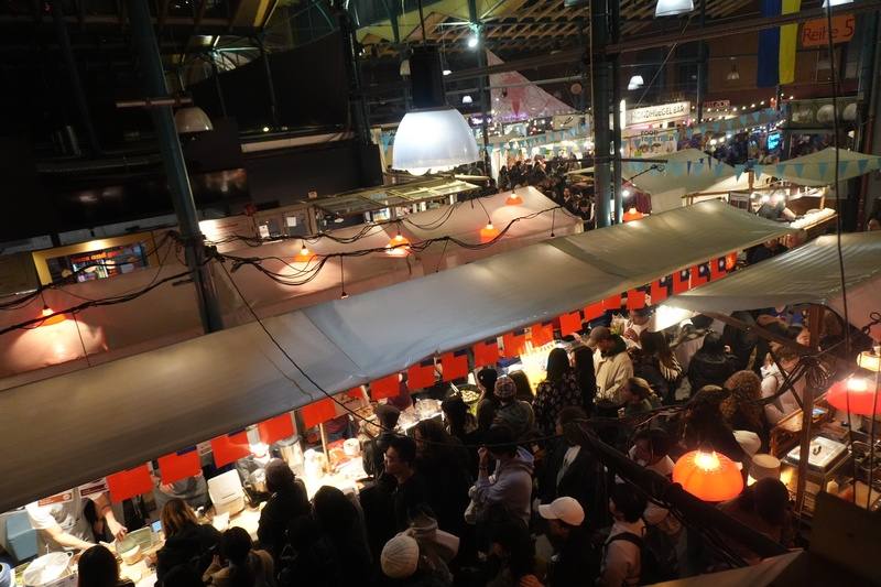 柏林自由週活動「台灣夜市」在九號市場登場，滷肉飯、豆花、大腸包小腸等台灣小吃吸引大批台僑與當地民眾排隊品嚐，市場兩側走道被擠得水泄不通，現場宛如縮小版台灣真實夜市。