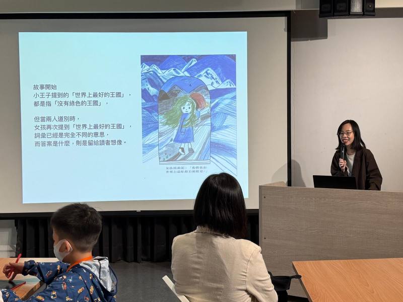 繪本創作家黃一文帶領參加小小人權海報工作坊的大小朋友體驗如何利用創作來表達想法。