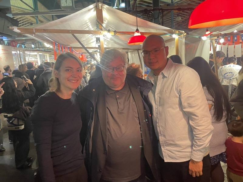 自由週主辦單位斯普林格自由基金會專案經理席普曼（Antje Schippmann）（左）、德台民間論壇主席包瑞翰（Reinhard Bütikofer）（中）與駐德代表處人權專員戴溥序（右）在柏林九號市場合影。3人是推動與執行自由週台灣夜市的重要幕後推手。