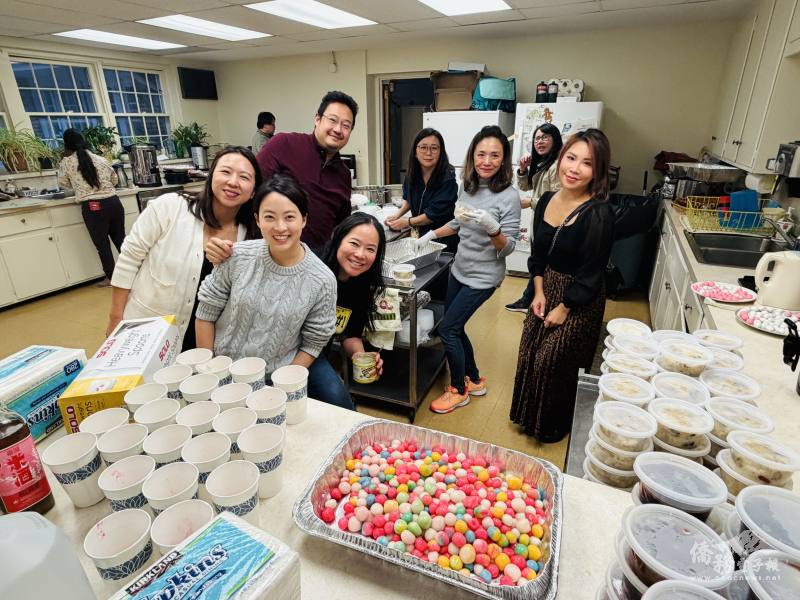 大家一邊煮著五彩繽紛的湯圓，一邊準備香氣四溢的麻油雞飯與藥燉排骨