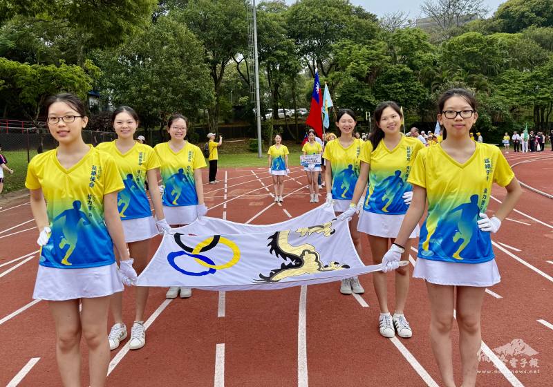 海外青年文化大使FASCA持大會旗引領入場