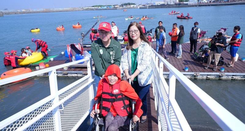 主委協助參與民眾使用入水坡道