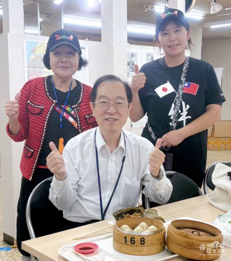 駐大阪辦事處秘書陳浩明前往臺灣攤位品嚐小籠包，展現支持與交流