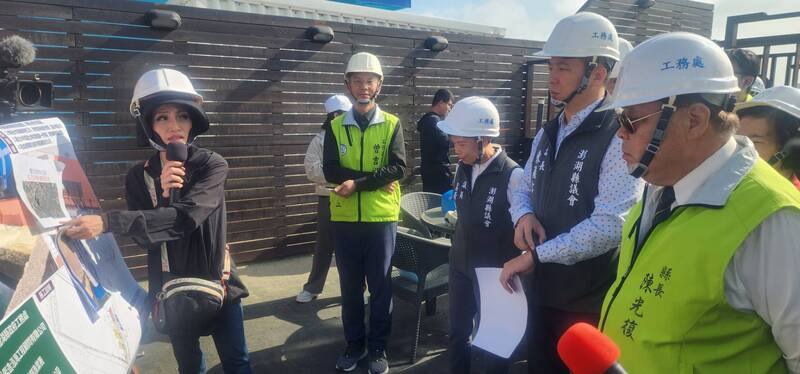 馬公第二漁港進行碼頭改善工程，原本7條漁船加油管線因而減少到只剩3條油管，影響漁船加油；澎湖縣長陳光復（前右起）、議長陳毓仁等人17日實地會勘，中油同意增設1條臨時加油線，紓解漁船加油等候時間。