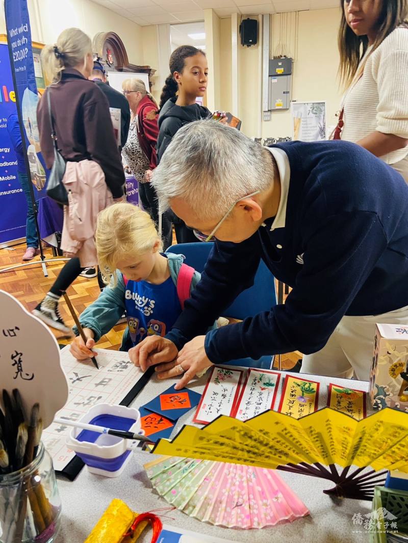 孩子們對中文書寫充滿好奇，在現場學習如何寫書法