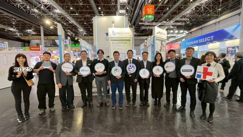 竹科管理局18日表示，副局長陳國樑（右7）帶領7家園區廠商，參加德國杜塞道夫MEDICA展，推動園區生醫產業國際化，爭取全球市場商機。（竹科管理局提供）