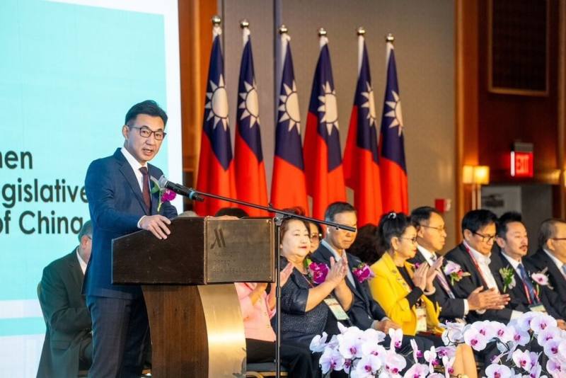 立法院副院長江啟臣（站立者）率跨黨派立委訪問團訪美。他出席北美洲台灣商會聯合總會理監事會議開幕式致詞說，支持台商永遠是立法院最大共識，是台商在海外發展的最強後盾。（立法院提供）