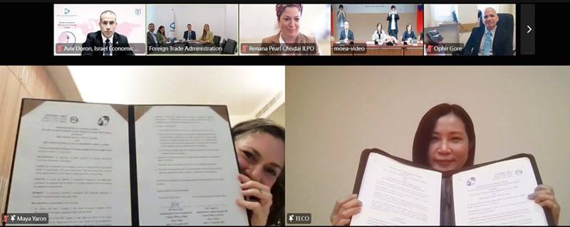 Taiwan’s representative to Israel, Abby Lee (right), and Maya Yaron, representative of the Israeli Economic and Cultural Office in Taipei, hold up the signed MOUs during a remote conference. Photo courtesy of TIPO.