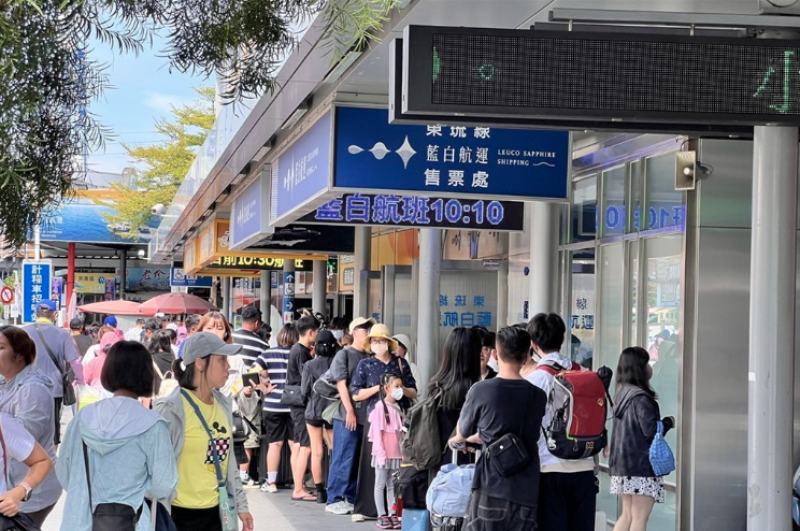 圖為東港碼頭外候船旅客。（中央社檔案照片）