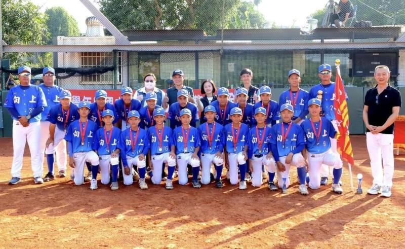 114學年度國中棒球聯賽（軟式組）17日冠軍戰為「台中內戰」，向上國中以2比1力克中山國中，抱回國中軟式棒球聯賽隊史首座冠軍。（中華民國學生棒球運動聯盟提供）