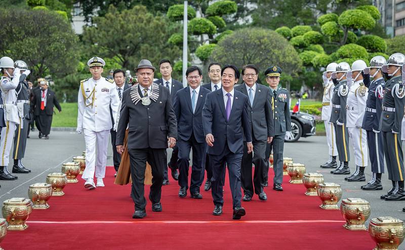 President Lai Ching-te welcomes Prime Minister Feleti Teo of Tuvalu and his wife with full military honors.