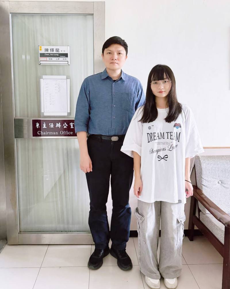 文化大學化材系學生陳姿卉（右）在教授陳輝龍（左）指導下，成功設計出新型催化材料，研究成果登上美國化學協會的期刊。（文大提供）