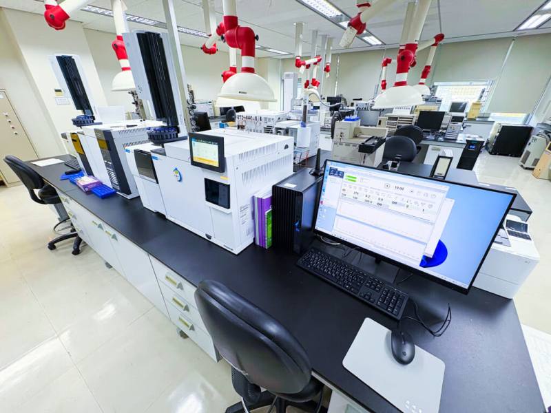 消防署17日表示，火災證物鑑定實驗室11月順利通過美國CTS辦理的2025年國際實驗室能力試驗，全球多個知名火災鑑定與調查單位皆參與此項測試，藉由公正第三方量化技術能力與品質表現，協助實驗室自我檢核、驗證鑑定能力並提升公信力。（消防署提供）