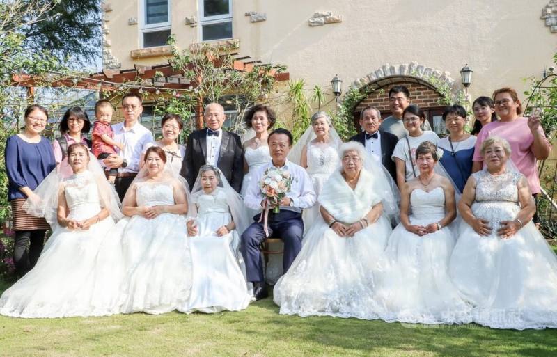 嘉義縣東石鄉蔦松社區17日舉辦「長者圓夢婚紗日」，10名長者在專業婚紗團隊協助下，穿上心中最嚮往禮服，縣長翁章梁（前中）到場見證溫馨一刻，並與長輩們留影