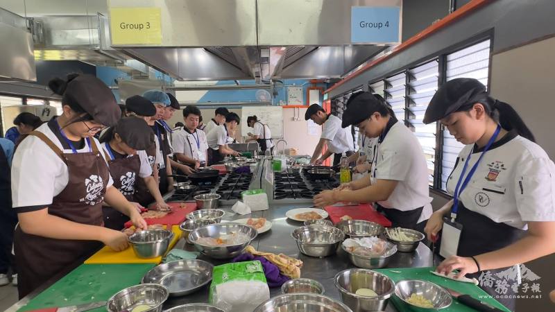 參與營隊的同學們動手實作