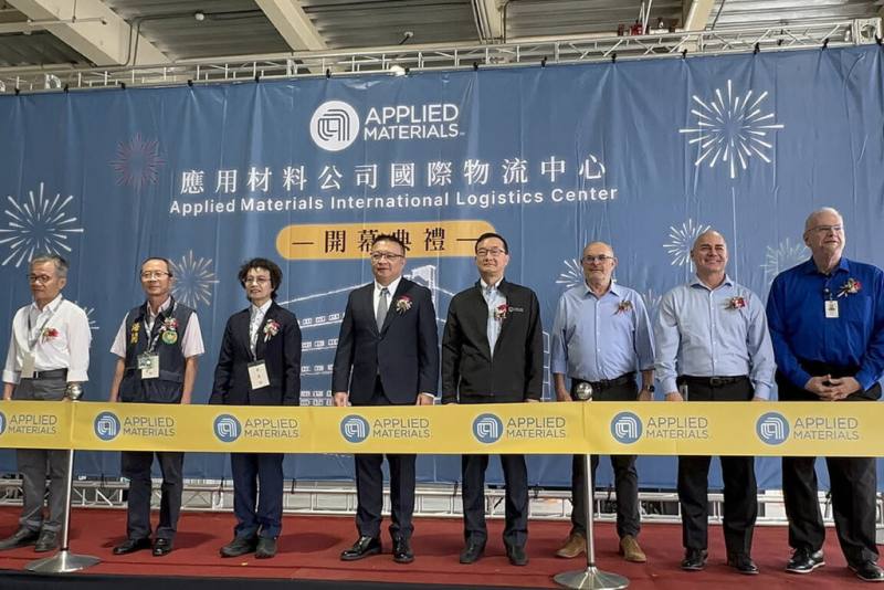 台灣應用材料公司18日在台南舉辦「新吉國際物流中心」開幕典禮，應用材料集團副總裁暨台灣區總裁余定陸（左4）、台南市副市長趙卿惠（左3）等人出席。（台南市政府提供）