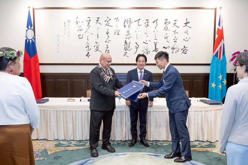 總統與吐瓦魯國總理戴斐立雙邊會晤暨見證兩國簽署合作協定