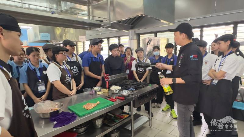 參加營隊的學生們專心聆聽來自黎明技術學院專業技術老師的指導