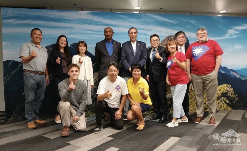 駐邁阿密辦事處處長周啟宇（右4）、日本駐邁阿密副總領事津田文代（左3）、機場禮賓暨國際事務處長Desmond Alufohai（左4）等人合影