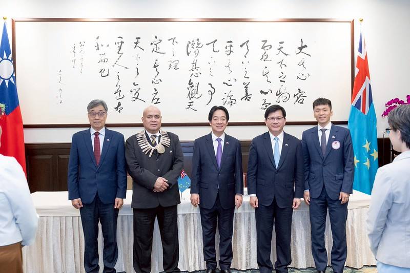 賴清德總統偕同蕭美琴副總統在總統府與戴斐立總理進行雙邊會晤，並見證簽署「臺吐團結共榮條約」、「臺吐多樣化漁業合作協定」及「臺吐運動交流合作意向書」