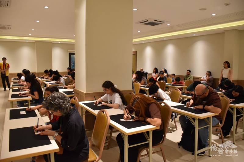 民眾專注投入書法體驗，感受中華文化之美