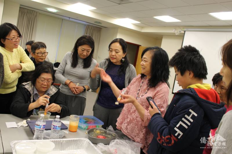 擁有27年文化教學經驗的文化老師許惠珍帶領「3D 果凍花藝術」手作文化體驗活動