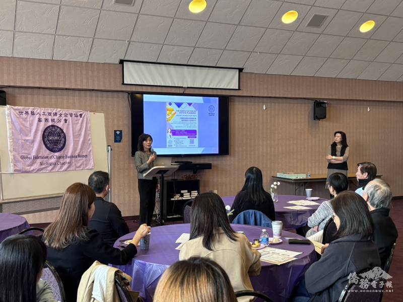 會長陳亞靜(左)主持開場，說明世華密西根分會未來發展3大面向，並介紹主講人趙潔雯(右)出場