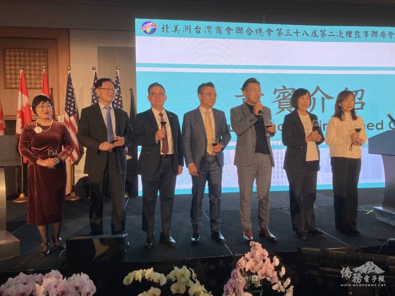 僑委會委員長徐佳青、立法委員張啟楷、黃健豪、洪孟楷、副院長江啟臣、呂玉玲、郭昱晴向臺商們致意(依序由左至右)