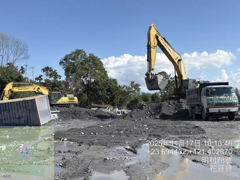 颱風鳳凰襲台期間致花蓮馬太鞍溪堰塞湖溢流，洪水泥流溢淹萬榮明利村及鳳林長橋里，縣府全力搶通清理，各項復原工作加速進行，災情嚴重的明利部落聚會所周邊，預計11月20日完成清淤。（花蓮縣政府提供）