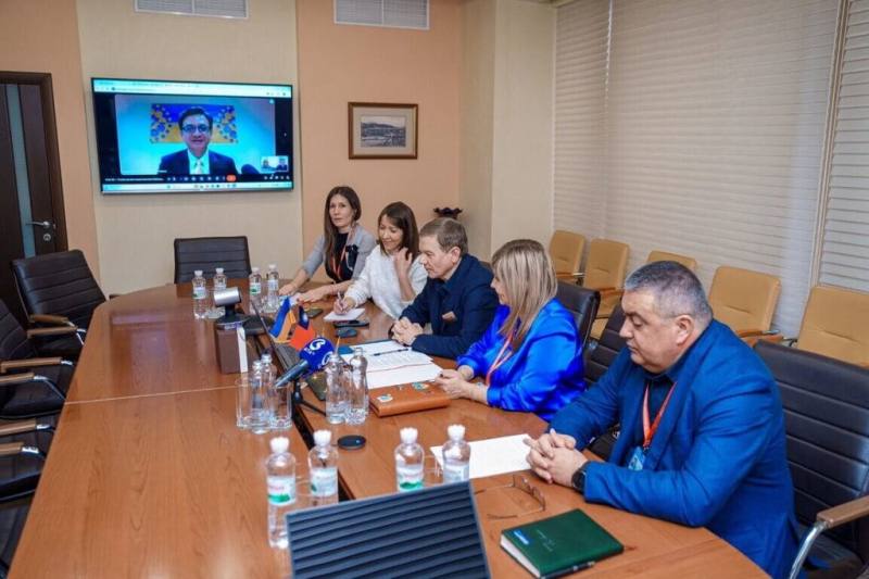 駐波蘭代表劉永健11月17日與烏克蘭文尼察市長莫古諾夫（Serhii Morhunov）以視訊方式簽署合作備忘錄，推動「迎向未來夥伴計畫」（Partnership for the Future）。（波蘭代表處提供）