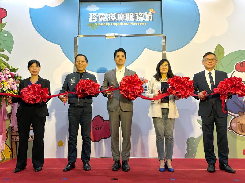 台北市勞動局18日舉辦珍愛按摩服務坊開幕活動，市長蔣萬安（中）表示，此次搬遷及重新裝潢不只是硬體升級，更是市府推動視障者就業、營造友善城市的重要象徵