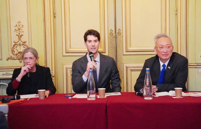 法國戰略研究基金會（FRS）在巴黎舉辦研討會，由研究員墨內（Simon Menet，中）主持，邀請外交部次長吳志中（右）和巴黎政治學院學者梅珍（Françoise Mengin，右）與談