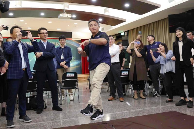 工研院的「棒球科技-臺灣鷹眼」系統能自動追蹤投球軌跡、轉速與位移，誤差不到一公分，堪比美國職棒的鷹眼系統，讓好球帶判定更公平，也讓選手訓練更精準。圖為NiceSports好的運動總經理張泰山示範投球