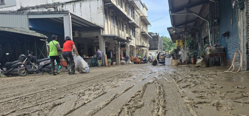 圖為宜蘭縣蘇澳鎮積水消退後，街道滿是泥濘。 （中央社檔案照片）